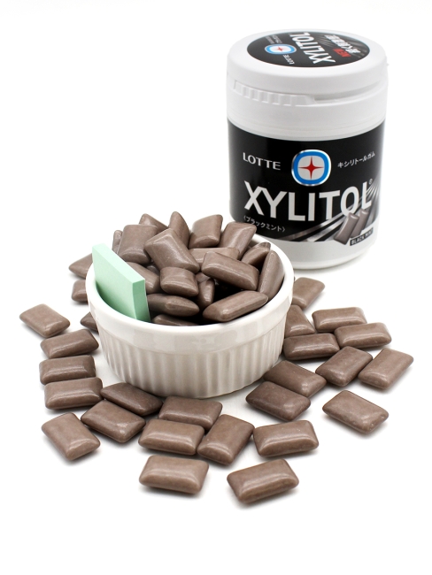 LOTTE Жевательная резинка с ксилитолом Чёрная мята Xylitol Gum Black Mint Bottle, 133 г