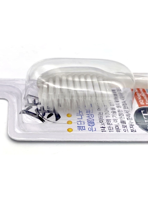 EQ MaxOn Зубная щетка со сверхтонкими щетинками двойной высоты и инновационной ручкой, с ионами серебра, средней жесткости, Зеленая Nano Tehnology Green, 1 шт.