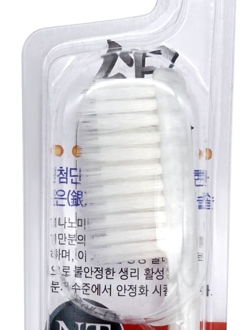 EQ MaxOn Зубная щетка Нано со сверхтонкими щетинками двойной высоты и подвижной изогнутой ручкой с ионами СЕРЕБРА, средней жесткости, Зеленая CLEWA Nano Silver Toothbrush Green, 1 шт