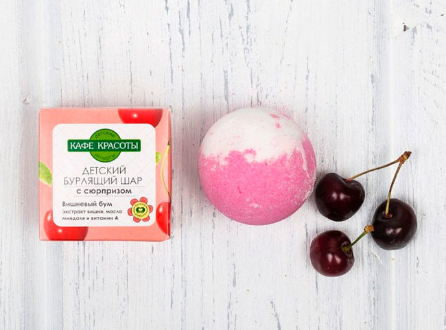 Кафе Красоты Бурлящий шар для ванн с сюрпризом «Вишневый бум» (для детей), 120 г Кафе Красоты Бурлящий шар для ванн с сюрпризом «Вишневый бум» (для детей), 120 г