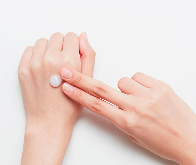 DerMeiren All In One Essence Многофункциональная увлажняющая сыворотка, 30 г DerMeiren All In One Essence Многофункциональная увлажняющая сыворотка, 30 г