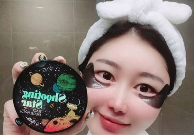 Gaston Тающие чёрные гидрогелевые патчи для осветления кожи вокруг глаз Shooting Star Crystal Eye Gel Patch Black, 60 шт