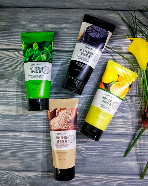 Lebelage Charcoal Pore Clay Cleansing Foam Пенка для умывания с углем, сужающая поры, 180 мл