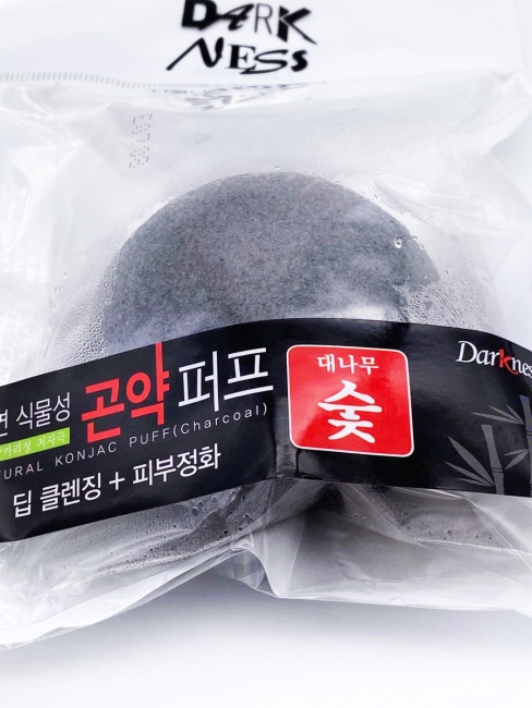 Darkness Натуральный спонж Конняку с углем Natural Konjac Puff Charcoal, 30 г Darkness Натуральный спонж Конняку с углем Natural Konjac Puff Charcoal, 30 г