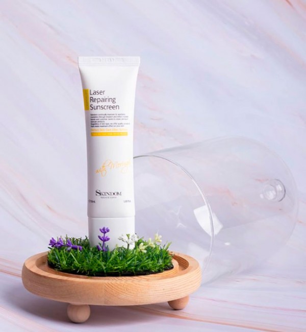 Skindom Laser Repairing Sunscreen With Moringa Солнцезащитный крем с морингой, 50 мл Skindom Laser Repairing Sunscreen With Moringa Солнцезащитный крем с морингой, 50 мл