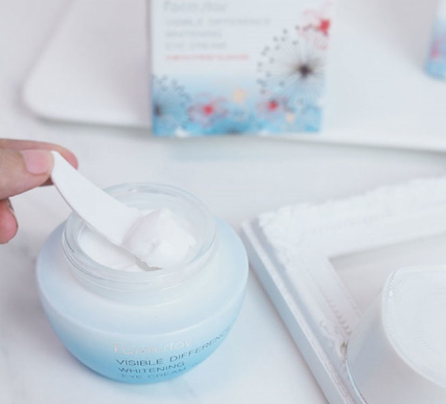 FarmStay Visible Difference Whitening Eye Cream Крем осветляющий и увлажняющий для кожи вокруг глаз, 50 г FarmStay Visible Difference Whitening Eye Cream Крем осветляющий и увлажняющий для кожи вокруг глаз, 50 г