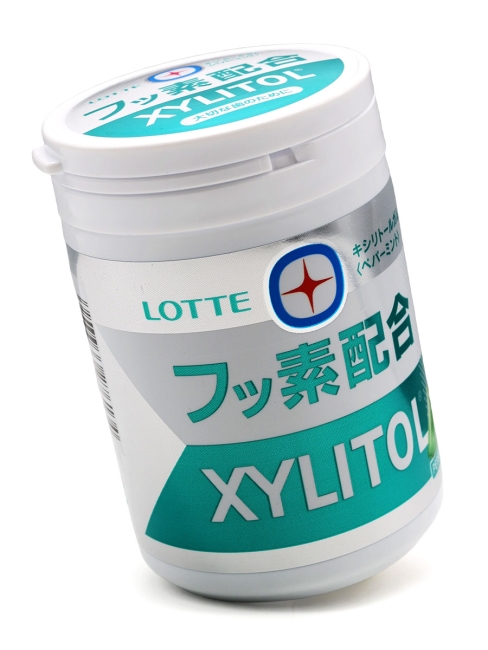 LOTTE Жевательная резинка с ксилитом мятная Xylitol Gum + Fluoride Peppermint Slim Bottle, 125 г LOTTE Жевательная резинка с ксилитом мятная Xylitol Gum + Fluoride Peppermint Slim Bottle, 125 г
