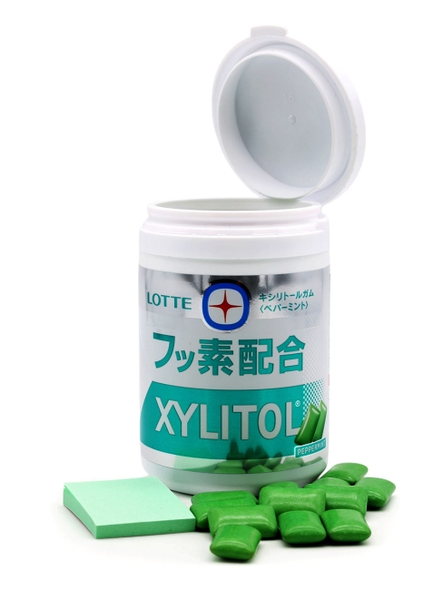 LOTTE Жевательная резинка с ксилитом мятная Xylitol Gum + Fluoride Peppermint Slim Bottle, 125 г LOTTE Жевательная резинка с ксилитом мятная Xylitol Gum + Fluoride Peppermint Slim Bottle, 125 г