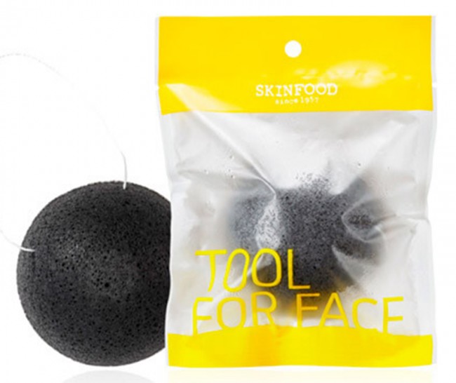 SKINFOOD Charcoal Konjac Cleansing Puff Спонж для умывания натуральный из 100% конняку, 1 шт