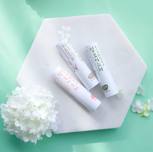 Whamisa Organic Flowers Lip Moisture Бальзам для губ на основе цветочных ферментов, 4 г Whamisa Organic Flowers Lip Moisture Бальзам для губ на основе цветочных ферментов, 4 г