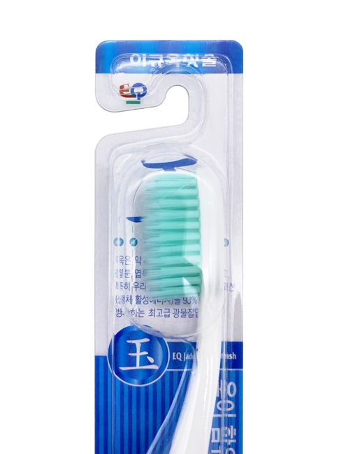 EQ Зубная щетка со сверхтонкими щетинками двойной высоты и противоскользящей ручкой с ионами нефрита, мягкая Зеленая Wellbeing Toothbrush Green, 1 шт