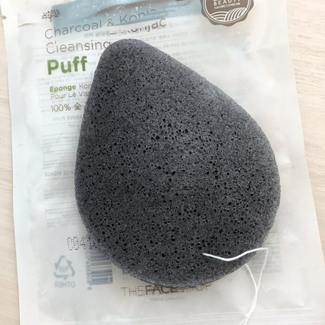 Tне Face Shop Спонж конняку с древесным углем для умывания лица Daily Beauty Tools Charcoal And Konjac Cleansing Puff, 20 г Tне Face Shop Спонж конняку с древесным углем для умывания лица Daily Beauty Tools Charcoal And Konjac Cleansing Puff, 20 г